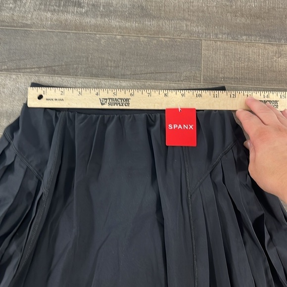 NEW Spanx Get Moving Pleated Skort Black - Picture 12 of 12